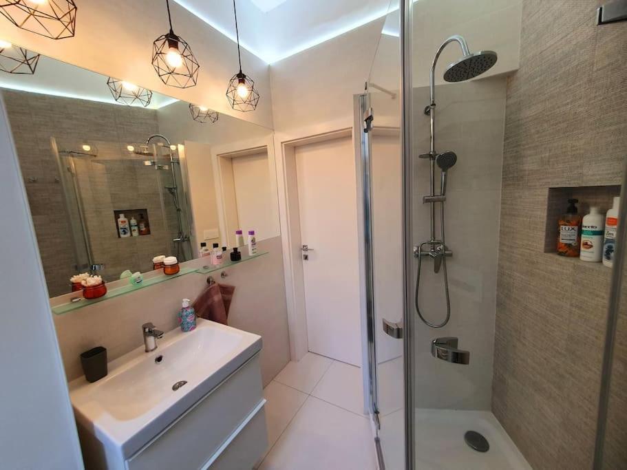 Lovely & Unique Apt In The Historic Center. Bratislava Esterno foto